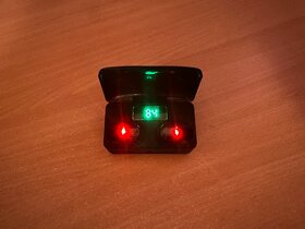 BEZDRÁTOVÉ ŠPUNTY SLUCHÁTKA+POUZDRO S BATERIÍ IHNED K ODBĚRU