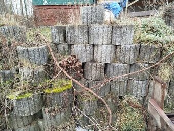 Svahová tvárnice betonová