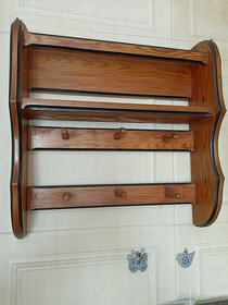 dřevěná retro polička na talíře a hrnečky