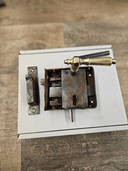 Krabicový zámek na dveře+protikus do zárubní