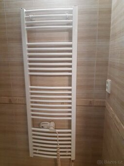 Řebřikový radiator elektrický