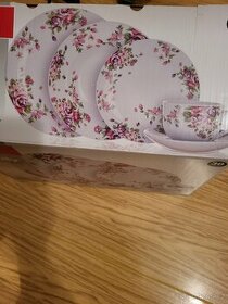 sada talířů a hrníčků