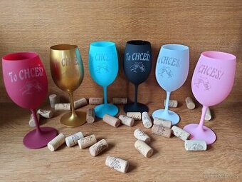 Barevné gravírované sklenice na víno s textem