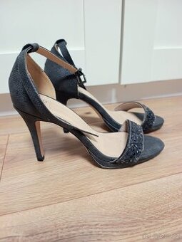 Nové zdobené sandály vel. 38