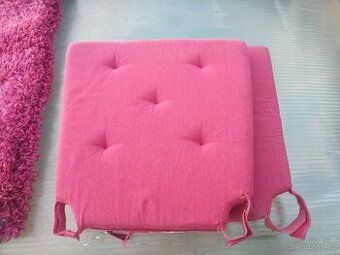 Dva růžové prošívané podsedáky na židle