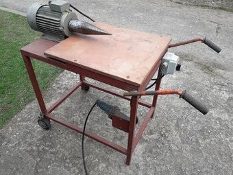 Štípačka na dřevo.