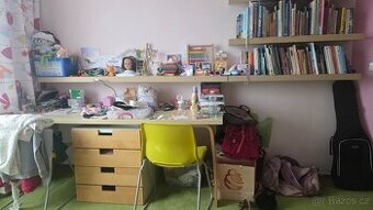 Psací stůl ( 2m) a 2 stohovatelné židle ( IKEA)