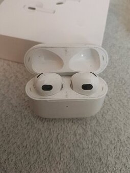 Apple AirPods (3. generace) s MagSafe nabíjecím