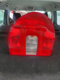 SKODA YETI leve zadni svetlo 5L0945111 preferuji osobni p - 1