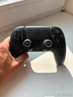 PlayStation 5 DualSense červy