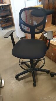 Nová kancelářská židle s křížem pro nohy