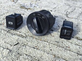 Parkovací brzda, vypínač světel, sklon světel