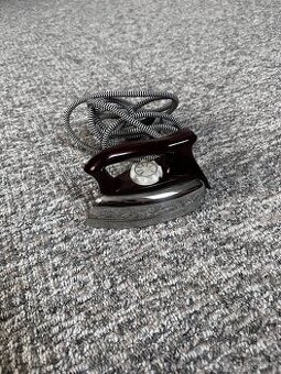 Retro žehlička kabelová