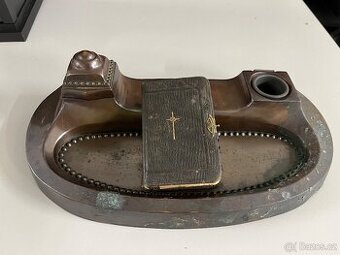 Starožitný kalamář a modlitební knížka