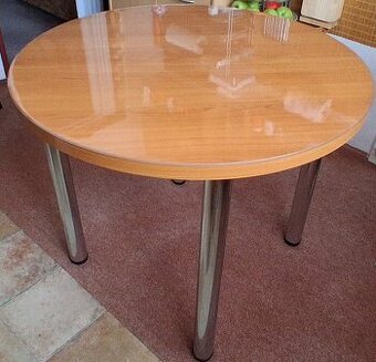 Kulatý jídelní stůl