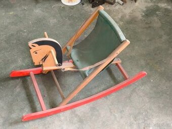 Houpaci konik, drevo