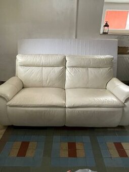 Elektricky polohovatelná sedací souprava z bílé kůže