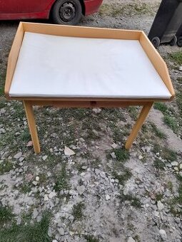 Přebalovací stůl s podložkou a šuplíkem.