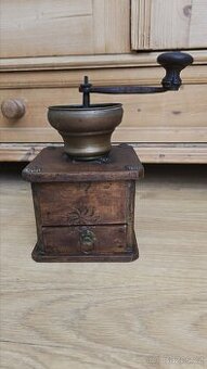 Starý velký mlýnek na  kávu