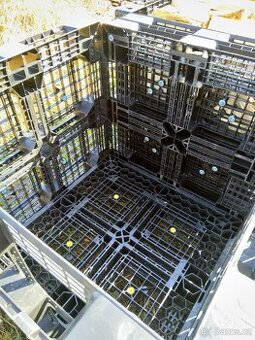 Skladovací kontejnery/boxy na palivové dřevo.