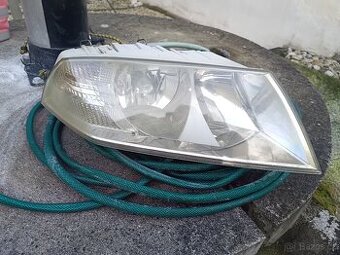 Škoda Octavia 2 pravé přední světlo