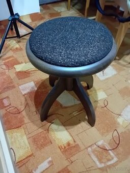 Židle k hraní na hudební nástroj