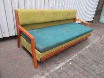 Nabízím starožitný gauč Dřevotrar . Je rozkládací. K přečalo
