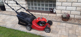 Zachovalá funkční sekačka,