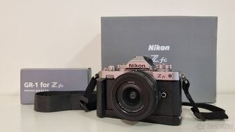 Nikon Z FC, Nikkor 28/2,8 SE, Nikkor 16-50, GR-1, SB-400