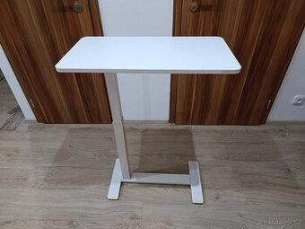 výškově nastavitelný stolek