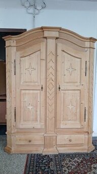 Celomasivní skříň s šuplíky