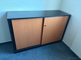 Prodám: Praktická kancelářská skříňka /komoda (šířka 120 cm)
