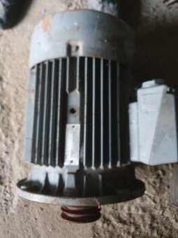 Trojobrátkový elektromotor