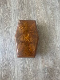 Dřevěná šperkovnice