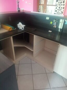 Barový pult ze dřeva + televize Sony 32”