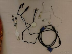 Různé USB a ethernet kabely, VGA kabel k monitoru - 1