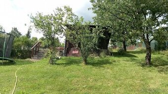 Staveb.pozemek s chatkou