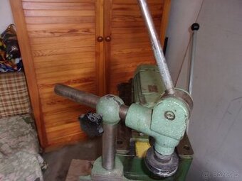 EKCENTR KOUPIM PRITLAK MATERIALU