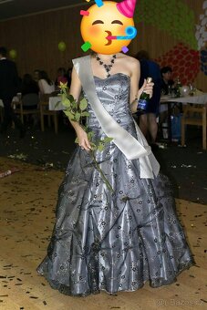 Šedé květinové maturitní/plesové šaty bez ramínek