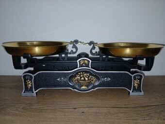 Staré váhy.Květiny.