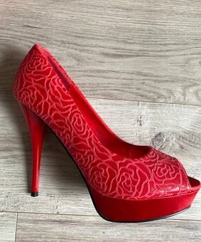 Červené lodičky na platformě