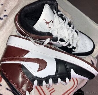 Air Jordan 1 Mid (Bordeaux/Black) – Velikost 41