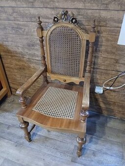 Starožitné křeslo po renovaci