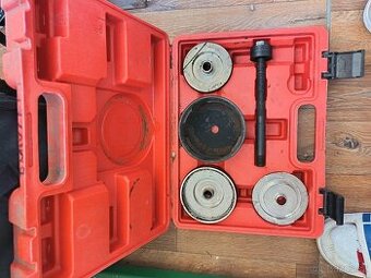 Stahovák zadních silentbloků nápravy BMW X5 E53