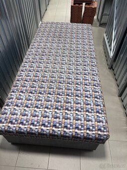 Válenda s úložným prostorem