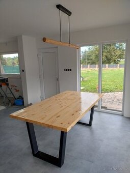 Jídelní stůl z masivu