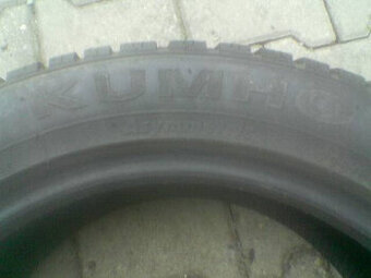 Prodej starších zimních pneumatik KUMHO 235-50-17. 6-7 mm.