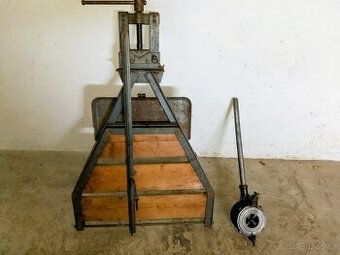 Svěrák PIONÝR a palcová závitová hlava