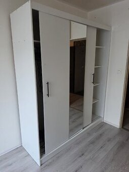 Šatní akŕíň - v 210 cm, š 180 cm, h 60 cm