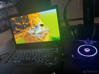 RGB držák na sluchátka